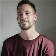 Soy un apasionado por las artes plásticas, llevo un recorrido de más de 10 años estudiando artes, acabo de finalizar los Estudios Artísticos Superiores de Diseño y en cuanto a dar clases, pienso que no hay límite de edad para aprender
